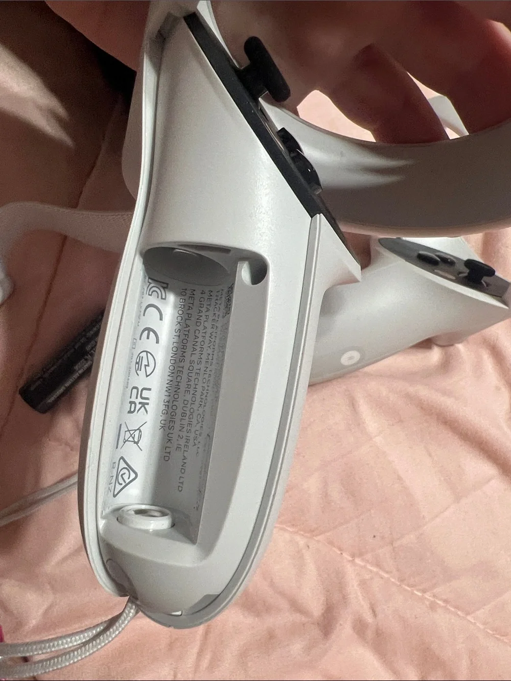Standalone White VR Headset with Matching White Motion Controllers..Very Good